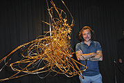 Arne Quinze vor seinem Kunstwerk aus 45 Kilo Gold